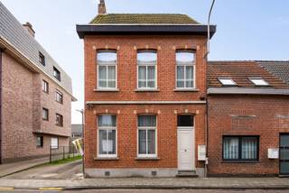 Deze eigendom, gelegen in de Guido Gezellestraat te Aartselaar, staat officieel gekend als een eengezinswoning maar wordt momenteel verhuurd...