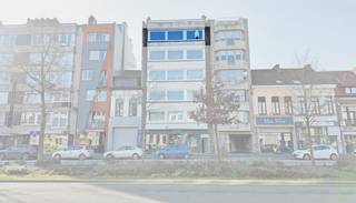 Dit uitzonderlijk ruim en instapklaar appartement op de vijfde verdieping combineert comfort, licht en openheid op een centrale locatie. Dankzij...