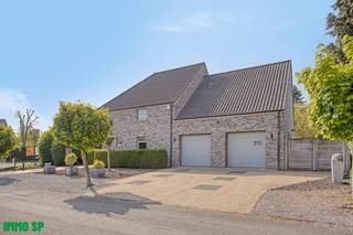 Ruime villa van 388m² op perceel van 10 A 10 CA.Indeling gelijkvloers: inkomhall met gastentoilet, bureau, badkamer (lavabo - ligbad - douche - wc)...