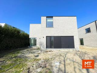 Nieuwbouwvilla op 1.101 m² te koop in ZonnebekeDe vastgoedontwikkelingsgroep C-nest bouwt momenteel aan twee moderne villa’s in Zonnebeke. *...