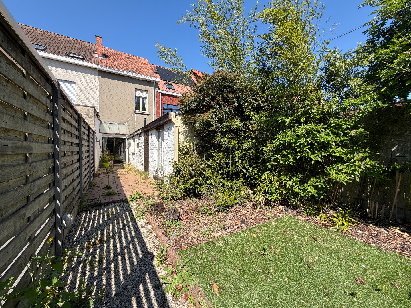 Te renoveren woning met tal van mogelijkheden en ruime opslagplaats (65,5 m²) te koop in Bissegem - foto 1