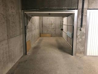 Uiterst centraal gelegen garagebox te koop te Middelkerke, Koninginnelaan 1, residentie Royal Astoria.Afmetingen:- Diepte: 5,70m- Breedte: 2,65m- Poort breedte: 2,20mEr is verlichting en een stopcontact aanwezig in de garagebox.Bent u op zoek naar een garagebox te koop, op een goede locatie te Middelkerke? Aarzel niet en leg vandaag nog uw bezoek vast!