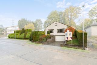 Deze charmante bungalowvilla bevindt zich in een rustige, groene omgeving, en ligt tegelijk centraal met winkels, scholen en invalswegen vlakbij...