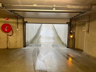 <p><span>Ondergrondse autostaanplaats</span><span><br />Centraal gelegen op wandelafstand van het centrum van Waarschoot, biedt deze moderne nieuwbouw residentie een ondergrondse autostaanplaats<br />Toegankelijk via een automatische poort met afstandsbediening.<br /><br />De residentie beschikt over een lift en trap die je naar de ondergrondse verdieping (-1) brengt, waar de autostaanplaats zich situeert.<br /><br /></span></p>