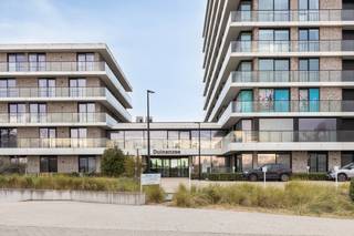 Découvrez cet appartement service une chambre prêt à emménager, avec vue sur mer et place de parking, situé dans la résidence Duinenzee.<br /><br />L’appartement offre une finition de qualité, un séjour lumineux avec coin repas et vue sur mer, une cuisine pratique et une salle de bains avec douche, lavabo et toilettes. La résidence propose aussi de nombreuses installations et services, tels qu’une salle de fitness, un sauna, un jacuzzi, un salon de coiffure, une brasserie et un service de navette.<br /><br />Sa situation centrale et sa magnifique vue sur la mer en font l’endroit idéal pour profiter pleinement et en toute sérénité de la vie à la côte.<br /><br /><strong>ATTENTION :</strong><br />Cet appartement-service est exclusivement destiné aux résidents ayant un besoin avéré de soins et d’assistance.