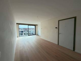 Op zoek naar een modern en comfortabel appartement op een uitstekende locatie in Wenduine? Dit lichtrijke nieuwbouwappartement combineert een aangename leefruimte met een praktische indeling en hedendaags wooncomfort.
Het appartement beschikt over een ruime leefruimte met volledig geïnstalleerde open keuken en aansluitende berging. Verder zijn er twee volwaardige slaapkamers, een badkamer met ligbad en dubbele wastafel en een afzonderlijk toilet.
Als extra troef beschikt het appartement over een garagebox, ideaal voor wie op zoek is naar extra parkeergelegenheid en bergruimte. Een uitstekend appartement voor wie comfortabel en zorgeloos wil wonen aan de kust!
👉 Plan nu je bezoek via jens@keyimmo.be of 0496 41 55 77