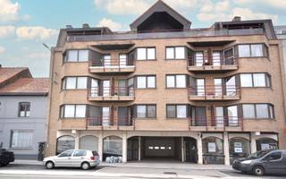 Dit appartement is gelegen op het 2e verdiep van de Res. Arcade in centrum Roeselare, langs de Brugsesteenweg 35.<br />Appartement is verhuurd wat een meerwaarde is naar beleggers toe, of kan aangekocht worden voor eigen bewoning. <br /><br />Bestaande uit inkom, woonplaats met open keuken voorzien van kookplaat met dampkap, oven en frigo.<br />Living is voorzien van een balkon uitgevend op de Brugsesteenweg.<br />Gastentoilet.<br />Badkamer is voorzien van een lavabomeubel met opbergkasten en ligbad.<br />Twee slaapkamers voorzien van rolluiken.<br />Berging.<br /><br />Terras achteraan lopend over beide slaapkamers waar het rustig toeven is.<br /><br />Verwarming elektrische accumulatie.<br />Overal dubbel glas.<br /><br />Kelderberging nr. 7 is inbegrepen en biedt extra bergruimte.