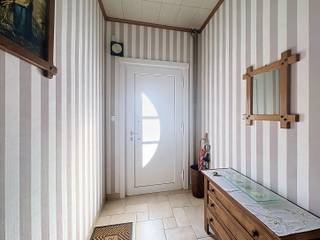 <p><span>Neem vandaag nog contact op met Thomas Rummens voor een bezoek via: </span>https://mijnhuurprofiel.be/property/11b7e510-090f-4811-bed1-d428805b631c</p>
<p> </p>
<p><strong>Gezellige gesloten bebouwing in Zaventem met tuin en praktische indeling.</strong></p>
<p>Deze woning in de Steenokkerzeelstraat in Zaventem biedt een aangename combinatie van ruimte, functionaliteit en een centrale ligging. De woning beschikt over drie slaapkamers, een lichtrijke leefruimte en een praktische keuken met de nodige toestellen. Buiten geniet je van een onderhoudsvriendelijke tuin van 52 m², ideaal om te ontspannen of gezellig buiten te eten. </p>
<p><strong>Belangrijkste ruimtes:</strong></p>
<ul><li>Lichtrijke woonkamer met aangename leefruimte.</li><li>Praktische keuken uitgerust met keramische kookplaat, oven, koelkast, dampkap en dubbele spoelbak.</li><li>Badkamer met ligbad en mengkranen.</li><li>Drie slaapkamers met verschillende indelingsmogelijkheden.</li><li>Tuin van 52 m², ideaal voor ontspanning of buitenactiviteiten.</li><li>Apart toilet.</li></ul>
<p><strong>Troeven:</strong></p>
<ul><li>Centrale ligging in Zaventem met goede bereikbaarheid.</li><li>Op slechts 300 meter van de woning wordt binnen 2 jaar een gemeentelijk zwembad met polyvalente ruimte voorzien.</li></ul>