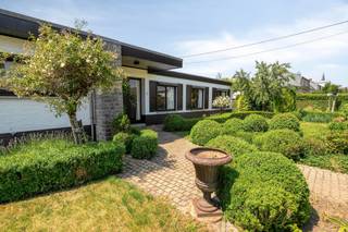 <p>Te koop: goed onderhouden te renoveren open bebouwing in Putte, op wandelafstand van het centrum en nabij openbaar vervoer en invalswegen.</p>
<p> </p>
<p>Deze woning uit 1967 biedt het comfort van volledig gelijkvloers wonen, ideaal voor wie gemak en toegankelijkheid zoekt. Dankzij de gunstige ligging geniet u van een rustige omgeving met alle voorzieningen binnen handbereik op wandelafstand van het centrum van Putte. Het huis is netjes onderhouden en klaar voor nieuwe bewoners die de charme van deze locatie willen ervaren.</p>
<p> </p>
<p>Belangrijkste ruimtes:<br />• Woonkamer met aangename lichtinval<br />• Eetkamer aansluitend op de woonkamer<br />• Keuken met dubbele spoelbak, vaatwasser, koelkast, oven, kookplaat en ingemaakte kasten<br />• Twee slaapkamers (met mogelijkheid tot maken van een derde)<br />• Badkamer met inloopdouche en dubbele wastafel in meubel<br />• Apart toilet<br />• Berging met aansluiting voor wasmachine en droogkast, ingemaakte kasten<br />• Garage</p>
<p> </p>
<p>Troeven:<br />• Gunstige ligging op wandelafstand van centrum Putte<br />• Goed onderhouden woning op gelijkvloers<br />• Gezellige buitenruimte</p>
<p> </p>
<p>Neem vandaag nog contact op met je ERA-makelaar voor een bezoek.</p>
<p> </p>
<p>JOUW DROOMHUIS. ZO GEVONDEN!</p>