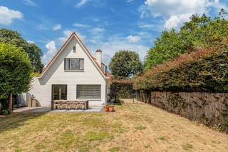 <p>Op een uitstekende locatie, aan de ingang van het prachtige Picardiëbos en op wandelafstand van het centrum, bevindt zich deze instapklare vrijstaande charmewoning. Hier geniet u van een groene en rustige omgeving zonder in te boeten aan een centrale ligging.</p>
<p>Via de inkomhal met gastentoilet betreedt u de lichtrijke leefruimte van ca. 40 m², afgewerkt met een parketvloer en een gezellige open haard. Aansluitend bevindt zich de halfopen, volledig ingerichte keuken, die dankzij haar praktische indeling naadloos aansluit op de leefruimte. De naastgelegen bijkeuken zorgt voor extra bergruimte en gebruiksgemak.</p>
<p>Op het gelijkvloers bevindt zich bovendien een multifunctionele ruimte van ca. 16 m² op parket. Dankzij de aparte inkomdeur en het eigen toilet is deze ruimte ideaal als praktijk, kantoor of vrij beroep, maar ze kan evengoed dienst doen als hobbyruimte of derde slaapkamer.</p>
<p>De eerste verdieping omvat een nachthal die toegang geeft tot twee volwaardige slaapkamers, beide voorzien van ingebouwde dressingkasten. De hoofdslaapkamer van ca. 16 m² beschikt over een ruime dressingwand. De stijlvolle badkamer is uitgerust met een ligbad, een dubbel lavabomeubel en een handdoekdroger. Daarnaast is er een tweede badkamer met douche, wat het wooncomfort aanzienlijk verhoogt.</p>
<p>De fraai aangelegde, zonnige tuin biedt maximale privacy en vormt een heerlijke plek om in alle rust te ontspannen.</p>
<p>BIJZONDERHEDEN<br />De vermelde “bewoonbare oppervlakte” is gebaseerd op de “bruikbare vloeroppervlakte” zoals vermeld in het EPC.</p>
<p>POSITIEVE PUNTEN<br />Instapklare, vrijstaande charmewoning<br />Gelegen aan de ingang van het Picardiëbos<br />Op wandelafstand van het centrum<br />Praktijk-, bureau- of hobbyruimte met aparte inkom en toilet.</p>