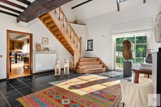 IN OPTIE - Deze schitterende klassieke villa aan de Bellevuedreef in Schilde ligt op een prachtig perceel van ongeveer 1,4 ha en biedt volop rust en privacy.<br /><br />Bij binnenkomst komt u in een centrale hal met vestiaire, gastentoilet en trap naar de bovenverdieping. Vanuit de hal heeft u toegang tot een royale leefruimte met zitkamer, eetkamer, studeerkamer en ruime leefkeuken. De sfeervolle keuken heeft een ontbijtkamer met grote schuifdeuren naar buiten, een kookeiland en moderne apparatuur zoals een Amerikaanse koelkast en stoomoven.<br /><br />Op de 1ste verdieping vindt u een slaapkamer met badkamer, een logeerkamer met ensuite badkamer en een kinderkamer met eigen badkamer. De master bedroom met dressing en luxe badkamer biedt optimale privacy. Via deze ruimte komt u bij de tussengang en de diensttrap naar de conciërgewoning.<br /><br />De inpandige garage heeft plaats voor drie auto’s met automatische poorten. Boven de garage is de conciërgewoning met een multifunctionele ruimte, slaapkamer en badkamer voor gasten.<br /><br />De kelder, bereikbaar via een natuurstenen trap, biedt bergruimte, een technische ruimte en een sfeervolle wijnkelder.<br /><br />Het bijgebouw/poolhouse, uitgevoerd in dezelfde hoogwaardige materialen als de villa, biedt een compleet gastenverblijf met woonkamer, keuken, slaapkamer en badkamer.<br /><br />Gebouwd in 1978 en grondig gerenoveerd in 1996, is de villa goed onderhouden. Het verwarmde zwembad, de ruime terrassen en de mooi aangelegde, omheinde tuin met sfeerverlichting maken het geheel compleet. De woning is beveiligd met een alarmsysteem en camerabewaking.<br /><br />G-score: A<br /><br />P-score: A<br /><br />EPC D: 320 kWh/(m² jaar) - unieke code 3469229<br /><br />Stedenbouwkundige inlichtingen beschikbaar op kantoor.<br /><br />Plannen in opmaak en kunnen ingekeken worden op kantoor.<br /><br />Voor meer informatie of een bezichtiging kunt u contact met ons opnemen en ontdek deze unieke villa!<br /><br />Catherine<br /><br />+32 472 23 14 51 – catherine.descheemaecker@sels.be