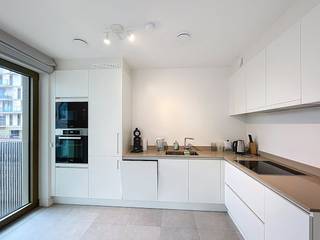 Te huur - gemeubeld 2 slaapkamerappartement (85m²) met terras gelegen te Willebroekkaai 26, 1000 Brussel.Ruim en lichtrijk appartement centraal gelegen. Indeling:De inkomhal die leidt naar de open leefruimte en volledig ingerichte keuken. De leefruimte is ruim en licht met toegang tot het terras en de volledige ingerichte open keuken (oven, koelkast, kookplaat, dampkap, vaatwasser) met een praktische berging.Nachthal met toegang tot twee ruime slaapkamers en de badkamer en een appart toilet.Locatie &amp; bereikbaarheid:Dit appartement is ideaal gelegen tussen Tour &amp; Taxis en het Noordstation. Op wandelafstand van het centrum en in de nabijheid van openbaar vervoer en boodschappenwinkels. Huurprijs:Huur: 1450€/maandKosten: 150€/maand in de vorm van provisies (verwarming en kosten van de gemeenschappelijke delen).Individuele kosten: water, elektriciteit en internetOnmiddellijk beschikbaar.Heeft u interesse in dit pand? Vraag uw bezichtiging online aan via www.dewaele.com, en wij nemen spoedig contact met u op.