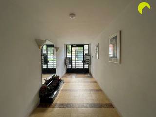 Dit instapklaar appartement, gelegen op de eerste verdieping van een residentieel gebouw ontworpen door architect Paul Smekens in 1934...