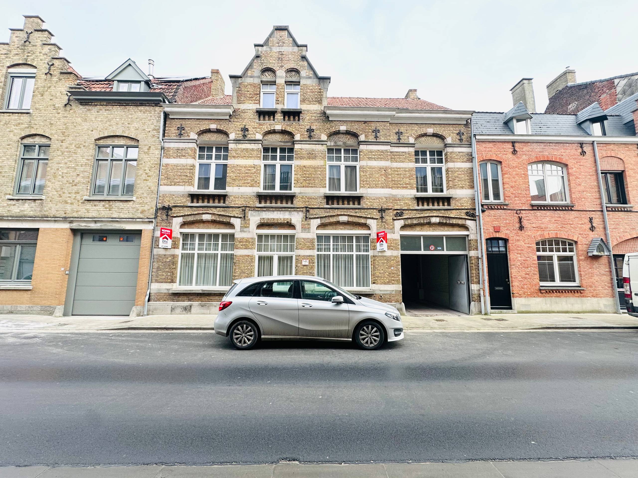 project met  2 appart.   (3 mogelijk)  en  3 garages - foto 1