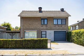 In een rustige en groene woonwijk in Gavere bevindt zich deze verzorgde gezinswoning op een mooi hoekperceel van 684 m². Als één van de weinige open bebouwingen in de straat geniet deze woning van extra ruimte, een aangename lichtinval en een gevoel van privacy. De combinatie van comfortabel wonen, een praktische indeling en een vlotte bereikbaarheid maakt dit een ideale gezinswoning.<br /><br />Via de inkomhal met apart gastentoilet kom je binnen in de lichtrijke woonkamer met gezellige zithoek en eetplaats. Aansluitend bevindt zich de volledig geïnstalleerde keuken, uitgerust met alle nodige toestellen zoals een koelkast, oven, microgolfoven, vaatwasser en gasfornuis. Naast de keuken bevindt zich een praktische bijkeuken, voorzien van aansluitingen voor een wasmachine en droogkast, wat zorgt voor extra comfort en bergruimte.<br /><br />De woning beschikt over een bewoonbare oppervlakte van 177 m² en biedt een aangename indeling met voldoende ruimte voor het hele gezin. Verder is er een inpandige garage met elektrische poort en extra bergruimte.<br /><br />Op de eerste verdieping bevinden zich vier ruime slaapkamers en een badkamer voorzien van een groot bad met douche, dubbele lavabo en een toilet.<br /><br />Buiten geniet je van een mooie en ruime tuin van maar liefst 550 m² met terras, waar je in alle rust kan ontspannen, spelen of genieten van gezellige momenten met familie en vrienden.<br /><br />Op energetisch vlak scoort deze woning goed met een EPC-label C, waardoor je comfortabel kan wonen zonder onmiddellijke renovatieverplichtingen.<br /><br />De ligging is een absolute troef: rustig wonen in een aangename woonomgeving met weinig doorgaand verkeer, terwijl je dankzij de nabijheid van de N60 geniet van een vlotte verbinding richting Gent, Oudenaarde en omliggende gemeenten.<br /><br />Troeven:<br />Open bebouwing op een mooi hoekperceel van 684 m²<br />Eén van de weinige vrijstaande woningen in de straat<br />Rustige en groene woonomgeving<br />177 m² bewoonbare oppervlakte<br />3 ruime slaapkamers<br />Praktische bijkeuken met aansluitingen voor wasmachine en droogkast<br />EPC-label C<br />Garage met elektrische poort<br />Ruime tuin van maar liefst 550 m² met terras<br />Vlotte bereikbaarheid via de N60<br /><br />Interesse in deze woning?<br /><br />Een bezoek is mogelijk mits voorafgaande afspraak.<br /><br />Bezoekdag: zaterdag 29/8 in namiddag - woensdag 2/9 van 16u tot 19u. <br /><br />Contacteer Simon Coens voor meer informatie of om een bezoek in te plannen:<br /><br />📞 0478 20 67 74<br />✉️ simon@cornelis-goeman.be<br /><br />Een afspraak kan ook aangevraagd worden via de website van Cornelis Goeman.
