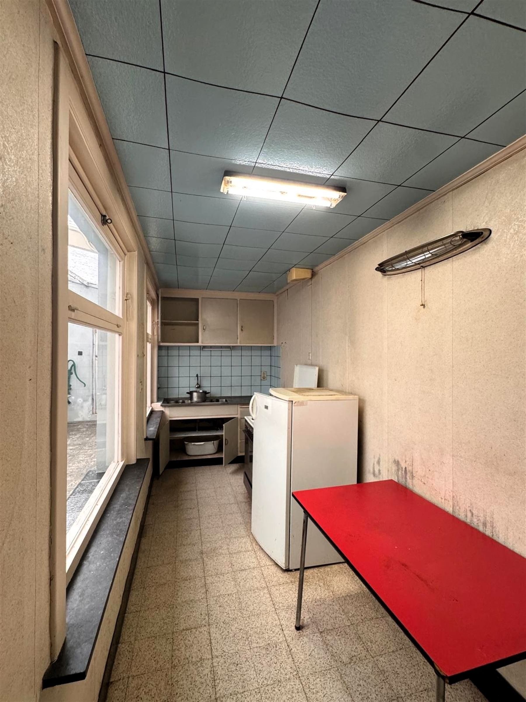 Renovatiewoning met potentieel op 328 m² in het centrum Zwevegem

 - foto 3