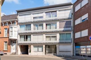 Te renoveren appartement met één slaapkamer op de tweede verdieping in een gebouw met lift! Dit appartement bevindt zich op wandelafstand van het centrum van Boom, met alle winkels, scholen en het openbaar vervoer. De oprit van de A12 ligt vlakbij, alsook de alsook hert treinstation, bushaltes en de oprit van de E19. Ideaal voor vlotte verbindingen naar Antwerpen en Mechelen/Brussel.
Dit zeer goed onderhouden appartement werd gebouw in 1972. Dit renoveren appartement heeft volgend indeling: Hal, gastentoilet, leefruimte met open ingerichte keuken, ruime slaapkamer met aangrenzende douchekamer. Het appartement beschikt over een eigen airconditioning systeem waar mee gekoeld en verwarmd kan worden. Er is gemeenschappelijke CV op stookolie met individuele meters. Bewoners beschikken over een eigen privatieve berging en een gemeenschappelijke fietsenberging.