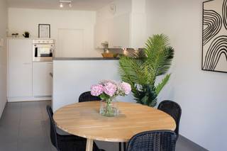 Op de www.veemarkt20.be (url kopiëren en plakken indien doorklikken niet lukt) in Kortrijk stellen we jou graag dit lichtrijke appartement met twee slaapkamers voor. De schuiframen in de leefruimte brengen volop licht binnen en zet je op zonnige dagen heerlijk open. Een verzorgde open keuken, praktische wasberging en eigen kelderberging maken het dagelijks leven hier gemakkelijk.<br /><br />Je woont op de tweede verdieping van een kleinschalige residentie met lift, centraal in de stad. Met een EPC-label A en beschikbaarheid vanaf de akte kan je hier zowel zelf thuiskomen als meteen aan verhuren denken.<br /><br />HOMERUN: Op zaterdag 24 oktober ben je van harte welkom op de Homerun van dit appartement. Via www.veemarkt20.be kan je een afspraak inplannen. Eveneens via de website verneem je veel meer, zoals een uitgebreide omschrijving, foto’s, 360° rondgang, documenten, …<br /><br />KICK-OFF PRIJS: De vermelde prijs is een Kick-Off prijs waarop een eenmalig bod kan uitgebracht worden (zowel boven als onder de Kick-Off prijs). Dankzij het kwaliteitslabel van Henry Houser ben je zeker dat de biedingen correct verlopen zonder dat er een opbodspel gehouden wordt!<br /><br />EXTRA BEZOEK: Mocht je op zaterdag 24 oktober niet vrij zijn, geef dan gerust een belletje om een afspraak in te plannen op een ander moment. En wees gerust … iedereen, van de eerste tot de laatste bezoeker, heeft evenveel kans om een eenmalig bod uit te brengen!<br /><br />Groeten, Hendrik