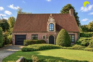 <p><span>In een rustige villawijk in Boechout vinden we deze charmante open bebouwing op een zuid georiënteerd perceel.</span></p><p><span>Het mooie perceel van 945 m² geeft volledig uit op groen.</span></p><p><span>De woning werd degelijk gebouwd: Het dak én de muren werden reeds tijdens het bouwproces geïsoleerd. Hierdoor heeft deze villa een EPC C-label.</span></p><p><span> </span></p><p><span>Indeling:</span></p><p><span> </span></p><p><span>We betreden de woning via de charmante inkomhal op de originele landelijke vloer, met gastentoilet.</span></p><p><span>In de hall hebben we toegang tot een aparte bureauruimte.</span></p><p><span> </span></p><p><span>We komen binnen in de verzorgde leefruimte van 41m². Ook hier werden de authentieke elementen bewaard.</span></p><p><span>Er is maximaal contact met de tuin, via de aangebouwde veranda van 17m². Winter en zomer kan er zo genoten worden van de prachtige volwassen tuin.</span></p><p><span> </span></p><p><span>De keuken is apart en werd reeds gerenoveerd. Passend bij de woning, werd gekozen voor zachte kleuren en duurzame materialen (natuursteen vloer, composiet werkblad,...).</span></p><p><span>Volgende toestellen zijn ingebouwd: Siemens combi-oven, ijskast, vaatwasmachine, elektrisch kookvuur.</span></p><p><span>Achter de keuken ligt de handige wasplaats, waar we toegang hebben tot de ruime garage met sectionaalpoort.</span></p><p><span> </span></p><p><span>Op de eerste verdieping zijn er 4 slaapkamers (15,5m², 10m², 13m², 10m²).</span></p><p><span>De grootste slaapkamer heeft een ensuite badkamer met ligbad, dubbele lavabo en toilet.</span></p><p><span>Op de gang is er een gerenoveerde douchekamer én een aparte toiletruimte. </span></p><p><span> </span></p><p><span>Bergruimte is er zeker voldoende: de zeer diepe garage geeft toegang via een luik tot de kelder. Ook is er nog een (berg)zolder aanwezig.</span></p><p><span> </span></p><p><span>Zoekt u een charmante open bebouwing in Boechout? Neem zeker contact op voor een bezoek!</span></p><p><span> </span></p><p><span>EPC: 283 kWh/m²j</span></p><p><span>Oppervlakte volgens EPC</span></p><p><span> </span></p><p><span>Voor een bezoek ter plaatse kan u ons contacteren op het nummer 03 449 42 41 of mail ons via hallo@habicom.be</span></p><p><span>Benieuwd naar de waarde van jouw woning?  Check het gratis op www.watismijnhuiswaard.be</span></p><p><span> </span></p>