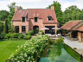 VILLA MET POOLHOUSE EN ZWEMVIJVER IN ZOERSEL (HALLE)In het groene Halle (Zoersel), nabij Schilde, gunstig gelegen nabij scholen, winkels en vele...