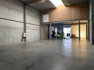 Espace de stockage à louer à Gand - Mariakerke. L'entrepôt de 432 m² a une hauteur libre de 8 mètres, un sol en polybéton, un éclairage, des installations sanitaires, un puits de lumière et des rayonnages STOW. Il y a une mezzanine de 216 m², d'une hauteur de 4,3 mètres, actuellement utilisée comme bureau. Elle est également climatisée, éclairée et équipée d'une kitchenette. Deux autres places de parking se trouvent devant la zone de stockage. La propriété est disponible à partir du 30/11.<br /><br />Si vous êtes intéressé, contactez Structura.biz pour une visite des lieux.