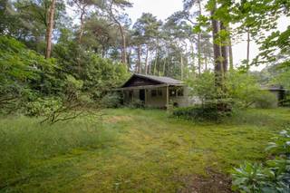 <p><span>Bungalow met 2 slaapkamers op perceel van 885 m². </span></p><p><span> </span></p><p><span>GEEN PERMANENTE BEWONING TOEGESTAAN! </span></p><p><span> </span></p><p><span>Gelijkvloerse bungalow (op te frissen) met bewoonbare oppervlakte van 80 m². </span></p><p><span> </span></p><p><span>Deze bungalow is voorzien van: </span></p><p><span>- een leefruimte van 28,5 m². </span></p><p><span>- Aparte keuken van 6,5 m² met vaatwasmachine en dubbele spoelbak en douche kamer. </span></p><p><span>- 2 slaapkamers van 8 m² en 7,5 m². </span></p><p><span>- Apart toilet </span></p><p><span> </span></p><p><span>Buiten is er een ruim overdekt terras van 29,5 m². </span></p><p><span> </span></p><p><span>Tuinhuis van 5 m². </span></p><p><span>Berghok van 5 m². </span></p><p><span> </span></p><p><span>Bungalow is reeds voorzien van dubbele beglazing met vliegenramen. </span></p><p><span> </span></p><p><span>BIJZONDERHEDEN: </span></p><p><span>Recente reeds gedane renovaties: </span></p><p><span>Nieuw dak (2022) inclusief oversteek. </span></p><p><span>Nieuwe houtkachel (2021). </span></p><p><span>Bepleistering achtergevel en nieuwe schoorsteen (2022). </span></p><p><span> </span></p><p><span>Stedenbouwkundige inlichtingen</span><span>: vergunning aanwezig, verkavelingsvergunning, geen voorkooprecht, geen bestuurlijke herstelmaatregel opgelegd en gebied voor verblijfsrecreatie. </span></p><p><span> </span></p>