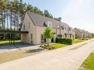 <p><strong>Lot 6 is een halfopen bebouwing op een perceel van 268 m² en heeft een bewoonbare oppervlakte van 127 m². De gelijkvloerse verdieping beschikt over een ruime leefruimte met een open keuken, een berging en een gastentoilet . Vanuit de keuken is er directe toegang tot het terras en de privétuin. Op de eerste verdieping bevinden zich drie ruime slaapkamers en een badkamer, voorzien van een ligbad, douche, dubbel lavabomeubel en toilet. De woning heeft een vlizo-trap naar de zolderruimte. Buiten is er nog een mooi aangelegde tuin en carport.<br /><br />Vindeling – Rustig wonen in het hart van Wechelderzande</strong></p>
<p><strong>Ontdek Vindeling, een charmant nieuwbouwproject met 23 energiezuinige woningen gelegen aan de gelijknamige weg Vindeling te Wechelderzande. Deze weg is een nieuwe zijstraat van de Kerkepad in een autoluwe omgeving.</strong> Deze tweede fase omvat 12 stijlvolle nieuwbouwwoningen die de perfecte balans vinden tussen hedendaagse elegantie en klassieke accenten. De klassieke geveldetails, gecombineerd met een moderne indeling en duurzame technieken, creëren een warm en tijdloos geheel. Dit nieuwbouwproject is gelegen in een kindvriendelijke buurt met veel openbaar groen en is ontworpen met oog voor comfort, ruimte en levenskwaliteit.</p>
<p><strong>Samenvatting</strong></p>
<p>Het nieuwbouwproject Vindeling bestaat in de eerste fase uit 11 en in de tweede fase uit 12 energiezuinige nieuwbouwwoningen. Elke woning telt 3 slaapkamers en biedt een bewoonbare oppervlakte tussen 126 m² en 131 m². De perceelsoppervlaktes variëren van 193 m² tot 407 m², wat elke woning een mooie buitenruimte garandeert. Elke woning beschikt bovendien over een private tuin en een carport of inpandige garage.</p>
<p><strong>Mooi wonen in Wechelderzande</strong></p>
<p>Vindeling ligt in de omgeving van de Kerkepad in Wechelderzande, een ideale locatie voor gezinnen. De wijk is kindvriendelijk en omringd door het groen. Bovendien bevinden winkels, scholen, kinderopvang en de lokale jeugdbeweging zich op wandelafstand. Dankzij de nabijheid van belangrijke voorzieningen geniet je hier van het comfort van een centrale ligging, zonder in te boeten op rust en ruimte.</p>
<p><strong>Ruimte &amp; comfort</strong></p>
<p>Elke woning beschikt over drie volwaardige slaapkamers en een badkamer met ligbad, aparte douche, dubbel lavabomeubel en toilet. De open leefruimte met zithoek, eetruimte en volledig ingerichte keuken vormt het hart van de woning en sluit naadloos aan op de aangelegde tuin. Grote raampartijen zorgen voor een overvloed aan natuurlijk licht en creëren een aangename woonbeleving.</p>
<p>Afhankelijk van het woningtype beschik je over een carport of een inpandige garage met extra bergruimte. De afwerking is kwalitatief en doordacht, met ruime keukeninrichting en moderne technieken die bijdragen aan het dagelijks wooncomfort.</p>
<p><strong>Duurzaamheid en energiezuinigheid</strong></p>
<p>De woningen van nieuwbouwproject Vindeling zijn bijna-energieneutraal (BEN) met een maximaal E-peil van 10. Ze zijn uitgerust met een lucht-water warmtepomp, vloerverwarming en zonnepanelen, wat zorgt voor een aanzienlijke besparing op je energiefactuur. Ook aan duurzaam watergebruik is gedacht: regenwater wordt gerecupereerd voor toiletspoeling, buitenkraan en mogelijks wasmachine.</p>
<p>Met deze duurzame en toekomstgerichte keuzes woon je niet alleen energiezuinig, maar ook comfortabel en milieubewust.</p>
<p><strong>Beschermd als koper</strong></p>
<p>De verkoop van Vindeling geschiedt onder de <strong>Wet Breyne</strong>. Dit garandeert de koper uitgebreide bescherming en ontneemt alle risico’s. Je betaalt in schijven naarmate de werken vorderen, wat zorgt voor financiële gemoedsrust tijdens het bouwproces.</p>