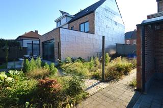 Een perceel grond gelegen in woongebied te Muizen.<br /><br />De grond heeft een oppervlakte van 130m² en is gelegen tussen gesloten bebouwingen.<br /><br />Breedte perceel = 6m<br />Diepte perceel = 22m<br /><br />Uitstekende ligging in een rustige en aangename straat maar toch zeer bereikbaar.<br /><br />Interesse? Bel of mail ons via ken@immovos.be of 0477/ 29 72 50 voor meer info.