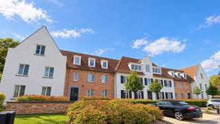 <p><span>Cet agréable appartement au 2ième étage est situé dans un petit immeuble calme, entouré d'un vaste et magnifique jardin verdoyant soigneusement aménagé. La combinaison de la tranquillité, de la luminosité et de l'espace offre un cadre de vie particulièrement agréable.</span></p><p><span>Dès l'entrée, le hall avec placard vestiaire intégré donne accès à un WC séparé ainsi qu'à un spacieux séjour baigné de lumière. Les grandes baies vitrées apportent une abondante lumière naturelle et offrent une belle vue sur le jardin verdoyant et les environs. Le séjour s'ouvre sur une très grande terrasse, idéale pour profiter pleinement de l'extérieur en toute tranquillité.</span></p><p><span>La cuisine entièrement équipée dispose de tous les appareils nécessaires et offre tout le confort pour un usage quotidien. L'appartement comprend une spacieuse chambre à coucher (10,75m²) avec salle de bains attenante, équipée dune douche, dune baignoire, d'un double lavabo et d'un WC. Une chambre supplémentaire peut parfaitement être aménagée en dressing, en bureau ou en espace polyvalent. Un débarras pratique offre un espace de rangement supplémentaire. L'appartement est également équipé de la climatisation.</span></p><p><span>Un atout majeur est le double box de garage situé sous l'immeuble. Des places de parking communes sont également disponibles devant le bâtiment, dont deux sont équipées dune borne de recharge pour véhicules électriques.</span></p><p><span>Les charges mensuelles correspondent à une provision pour les charges communes de l'immeuble.</span></p><p><span> </span></p><p><span>Idéal pour un couple ou personne seule.</span></p><p><span> </span></p><p><span>Vous souhaitez visiter le bien ? Veuillez d’abord nous envoyer la fiche d’information dûment remplie, que vous trouverez dans la rubrique « Documents ».</span></p><p><span>Découvrez </span><span>d’autres offres sur <span>www.ap-p.be</span></span><span>.</span></p>