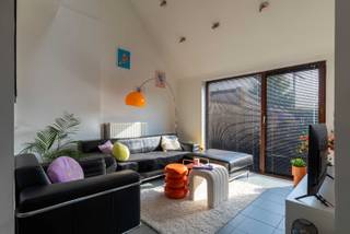 Deze woning uit begin 20ste eeuw werd heel leuk en praktisch verbouwd. Zo werd de keuken vooraan in het huis geplaatst, met centraal de ruime...