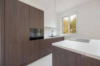 Appartement rénové de manière unique dans la banlieue verdoyante de Borsbeek. Situé dans une rue calme, cette propriété offre des finitions...