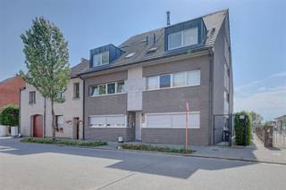 Dit volledig instapklaar appartement is gelegen vlakbij het centrum van Zele. De ligging is super centraal, doch rustig. De bereikbaarheid naar...