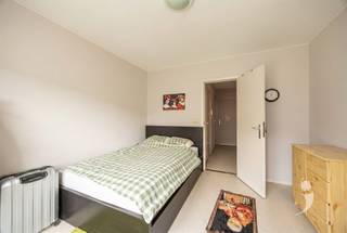 <p><span>Op een gunstige locatie in het centrum van Leuven bevindt zich deze stadswoning met tal van mogelijkheden. De woning is op te frissen en vormt de ideale kans voor wie een eigen thuis naar smaak wil creëren of op zoek is naar een interessante investering.</span></p><p><span>Op het gelijkvloers vindt u een inkomhal, een gezellige leefruimte met toegang tot de buitenkoer en de keuken. De aangename koer biedt een fijne buitenruimte om te ontspannen of gezellig te tafelen.</span></p><p><span>Op de eerste verdieping bevinden zich </span><span>twee ruime slaapkamers</span><span> en een badkamer uitgerust met een ligbad. De tweede verdieping biedt nog eens </span><span>twee slaapkamers</span><span> en een tweede badkamer met douche. Dankzij deze indeling beschikt de woning over maar liefst </span><span>vier slaapkamers</span><span> en </span><span>twee badkamers</span><span>, wat ze bijzonder geschikt maakt voor gezinnen, co-housing of investeerders. </span></p><p><span>Dankzij haar centrale ligging, nabij winkels, openbaar vervoer, scholen en het bruisende stadscentrum van Leuven, combineert deze woning een uitstekende bereikbaarheid.</span></p><p><span>Troeven:</span></p><ul><li><span>Op te frissen naar eigen smaak </span></li><li><span>4 slaapkamers </span></li><li><span>2 badkamers </span></li><li><span>Aangename buitenkoer </span></li><li><span>Centrale ligging nabij het centrum van Leuven </span></li><li><span>Interessant potentieel voor eigen bewoning of investering </span></li></ul><p><span> </span></p><p><span>Interesse in een woning boordevol mogelijkheden op een gegeerde locatie? </span><span>Contacteer ons via 016 15 31 15 of info@immolivit.be</span><span> </span></p>