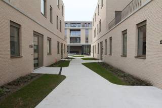 'Nexuss' is een duurzaam nieuwbouwproject in Schelle, met 64 wooneenheden en een commerciële ruimte. Met appartementen, duplexen en stapelwoningen van één tot vier slaapkamers heeft u een ruime keuze. Het groene en moderne project is zeer centraal gelegen, met alle noodzakelijke voorzieningen in de buurt en op korte afstand tot grootsteden als Antwerpen, Mechelen en Sint-Niklaas.De voornaamste troeven van het project ‘Nexuss’ zijn:- BEN-normen: E-peil 20- Zonnepanelen, individueel per appartement- Vloerverwarming, door warmtepomp, en elektrische handdoekradiator- Ventilatiesysteem type D- Prachtige terrassen- Ondergrondse parkeerplaats en berging- Moderne en groene architectuur- Toekomstgericht door duurzame en energiezuinige materialenDit appartement, met 3 slaapkamers, van ca. 110m² is gelegen aan de Provinciale Steenweg 423 te Schelle.Indeling appartement:- Inkomhal- Berging- Badkamer- Toilet- Leefruimte met keuken- 3 slaapkamers, waarvan 1 met dressing- TerrasDe werken zijn inmiddels al begonnen en de oplevering wordt najaar 2025 voorzien.Wenst u meer te weten over dit geweldige project? Aarzel niet om ons te contacteren!