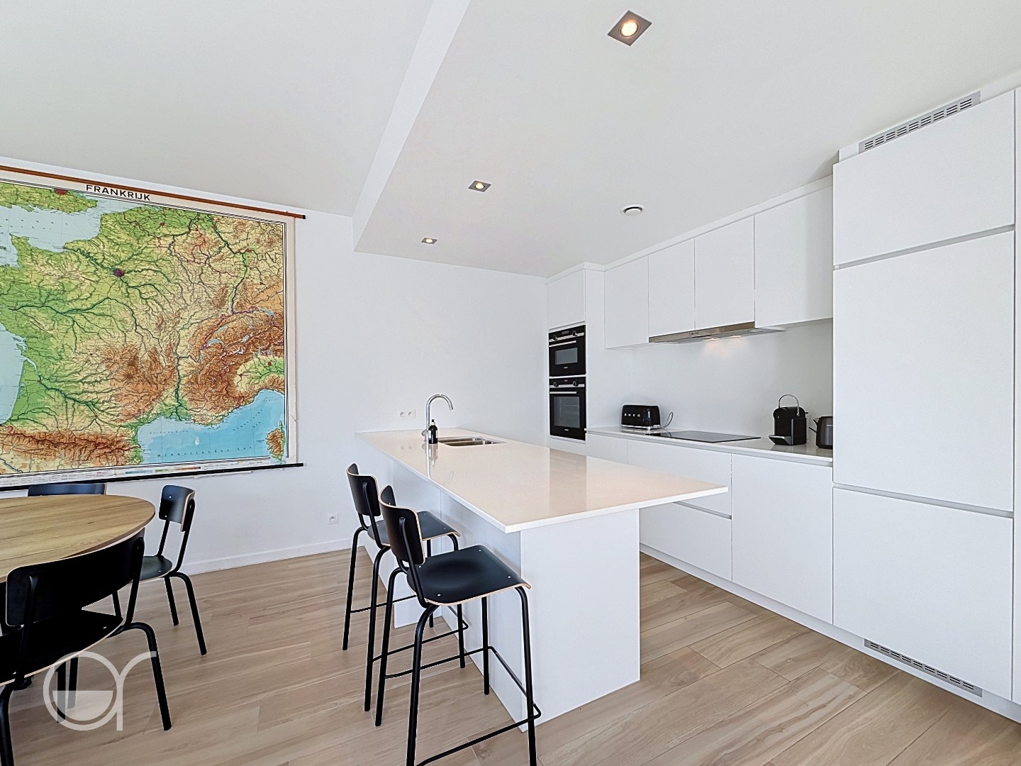 Ruim en lichtrijk tweeslaapkamerappartement met autostaanplaats te huur - foto 4