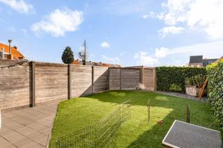 Dit ruime en gelijkvloerse appartement met 3 slaapkamers en een eigen zonovergoten zuidgerichte tuin met terras, is op een boogscheut gelegen van...