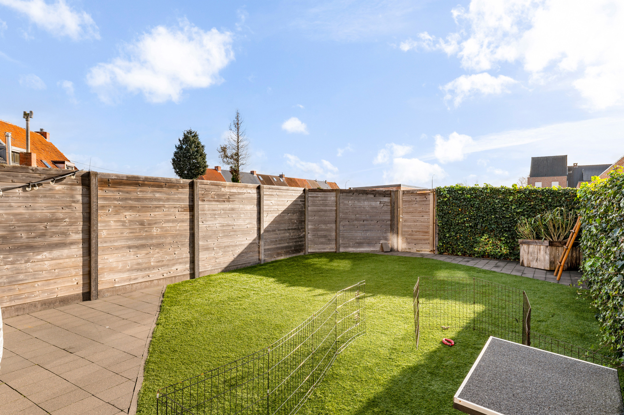 Ruim gelijkvloers appartement met eigen tuin + garage - foto 3