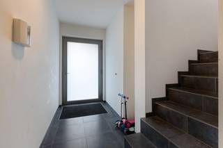 Bent u op zoek naar een instapklare en ruime woonst met alle comfort en voorzieningen binnen handbereik? Dan is dit duplexappartement aan de Oude...