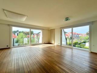 Appartement in een mooie villa-residentie op een topligging in het Zoute. Het appartement omvat 2 ruime slaapkamers, mooie zonneterrassen en een...