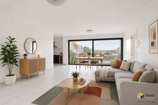 <p><span>Ruim appartement (110 m²) met 2 slaapkamers en terras (12 m²) in Antwerpen (2020).</span></p><p><span>Wonen tegenover Den Tir Shopping Center betekent genieten van winkels, horeca en tal van voorzieningen vlakbij, gecombineerd met een uitstekende bereikbaarheid. Dankzij de nabijheid van het openbaar vervoer, het velo-deelsysteem en belangrijke verbindingswegen verplaats je je hier moeiteloos naar en rond de stad.</span></p><p><span>Het appartement bevindt zich op de tweede verdieping van een verzorgd gebouw uit 2012, waarvan het dak conform geïsoleerd werd. De vaste kosten bedragen circa €140/maand. Verder is de elektriciteit conform en zijn de aluminium ramen voorzien van dubbele beglazing.</span></p><p><span>Met een bewoonbare oppervlakte van maar liefst 110 m² geniet je hier van bijzonder veel ruimte en lichtinval. Bij binnenkomst is er een praktische vestiairehoek voorzien, evenals een apart toilet en een handige berging/wasplaats (3 m²).</span></p><p><span>De lichtrijke leefruimte met open, volledig ingerichte keuken vormt het hart van het appartement en heeft een totale oppervlakte van samen ongeveer 50 m². Dankzij de grote raampartijen aan voor- en achterzijde geniet je hier van een aangenaam open gevoel en veel natuurlijk licht. Via een schuifdeur bereik je het zuidoost-gerichte terras van 12 m², waar je kan genieten van een open zicht over de omgeving.</span></p><p><span>Verder beschikt het appartement over twee volwaardige slaapkamers van 10 m² en 15 m² en een badkamer van 7 m² met inloopdouche en lavabomeubel.</span></p><p><span>Ben je op zoek naar een ruim en instapklaar appartement op een centrale locatie? Mis deze kans niet! Bewoonbare opp. 110 m² – ref.: bruto vloeropp. Voor meer info of een gratis schatting surf naar </span><span><span>www.hansimmo.be</span></span></p><p><span> </span></p>