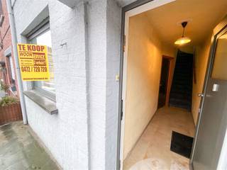WONING TE KOOP IN LAUWE. Deze charmante woning in Lauwe op een topligging, rustig doch centraal. De woning beschikt over een totale bewoonbare oppervlakte van 150 vierkante meter en is voorzien van twee ruime slaapkamers en een badkamer. De woning heeft een moderne indeling met een gezellige woonkamer en open keukenruimte met zicht op terras en tuin. Vanaf de keuken heeft u direct toegang tot de aangename achtertuin. Het interieur beschikt over veel natuurlijk licht en voelt ruim door de goed gedimensioneerde ramen. De twee slaapkamers zijn van voldoende ruim, waarvan één slaapkamer voorzien is van een praktische dressing. De badkamer is functioneel ingericht met een ligbad, douche. De woning heeft een interessante bovenverdieping met zolderruimte voorzien van isolatie, wat potentieel biedt voor extra opslagruimte of 3de slaapkamer (heeft vaste trap). Buiten vindt u een grote garage met afmetingen van 8 bij 3 meter en verdere bergruimte en dus uitweg achteraan. Dit pand ligt in een rustige, aangenaam gelegen straat in Lauwe en biedt een ideale combinatie van ruimte en comfort. BEZOEK NU