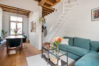 Deze charmante woning, ideaal als starterswoning, is centraal gelegen in Lier centrum doch vrij rustig in een doodlopende straat. U bevindt zich op wandelafstand van winkels, openbaar vervoer, gezellige horeca en de Lierse stadsvesten. Heerlijk om te ontspannen of een wandeling te maken! <br /><br />De inkom brengt ons in de uiterst gezellige leefruimte voorzien van een warme parketvloer en authentieke balken.<br />Aansluitend aan de leefruimte treffen we de keuken waar u lekkere gerechten kan bereiden. Vervolgens beschikt het gelijkvloers nog over een apart toilet.<br /><br />Op de eerste verdieping vinden we twee ruime slaapkamers (12m²/14m²) en een badkamer met een enkele lavabo en een douche. <br /><br />Tot slot is er nog een kelder en een praktische stockagezolder aanwezig.<br /><br />Pluspunten:<br />+ 2 slaapkamers<br />+ Centraal gelegen te Lier<br />+ Rustig in doodlopende straat<br />+ Ideale starterswoning<br />+ Elektriciteit = conform<br />+ Praktische stockagezolder<br />+ Kelder<br /><br />Heeft u interesse in deze charmante woning en wenst u graag een bezoek ter plaatse in te plannen? Klik op de link "Ik ben kandidaat" om een bezichtiging in te plannen!