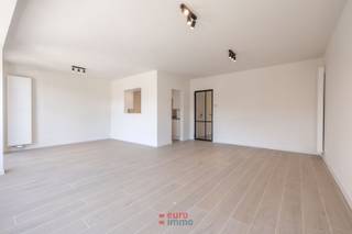 <p>Stijlvol appartement met 2 slaapkamers te huur in het hart van Nieuwpoort. Gelegen aan de Albert I Laan in het charmante Nieuwpoort, ter hoogte van de Barkentijn, biedt dit appartement met twee slaapkamers een ideale combinatie van comfort en functionaliteit. Alle ruimtes zijn volledige vernieuwd en afgewerkt tot in de puntjes. Tevens beschikt het appartement over een kelder, wat extra opslagruimte biedt voor uw spullen. <br />75 EUR voorschot op de syndicuskosten.<br />EPC = 126</p>