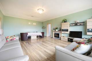 MOLENBEEK-SAINT-JEAN, Boulevard Louis Mettewie, op de 2e verdieping van het gebouw, prachtig appartement met 2 slaapkamers, zeer licht en volledig gerenoveerd, met een bewoonbare oppervlakte van ± 95 m². Het is als volgt ingedeeld: inkomhal, apart toilet, woonkamer van ± 35 m² met open haard, terras van ± 6,5 m² op het oosten, superuitgeruste keuken, 2 slaapkamers (± 16 m² en ± 12 m²), badkamer en kelder. Alle oppervlakten zijn indicatief. EPC: C+, 20kg/ (m²/ jaar). Elektriciteit CONFORM. Mooie kans, niet te missen! INFORMATIE TREVI NORD: 02.410.10.30.
Bezoek ook onze Facebookpagina Trevi Nord