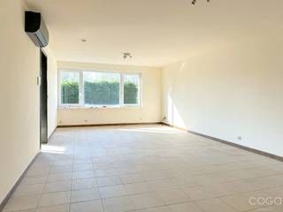 Dit appartement bevindt zich op de 1e verdieping (zonder lift) en is gelegen pal in het centrum van Brecht, op wandelafstand van winkels, scholen, openbaar vervoer, etc alsook op korte afstand van het treinstation 'Noorderkempen'. Indeling als volgt: inkomhal, lichtrijke leefruimte 33m², aansluitend de keuken ingericht met spoeltafel, keramische kookplaat, dampkap, combi-oven, koelkast met vriesvak. Aansluitend een berging/wasplaats. Verder 2 ruime slaapkamers ca. 4.3 x 3.8m en 4.3 x 2.9m. De badkamer is voorzien van een dubbel lavabomeubel en ligbad met douche. In de inkomhal nog een apart gastentoilet. De huurprijs is inclusief 1 autostaanplaats en 1 buitenberging welke gelegen zijn achter het gebouw. <br />EPC: 192 kWh/m² (verwarming warmtepomp lucht/lucht en airco). Huurprijs: € 775,00/maand - geen gemeenschappelijke kosten.