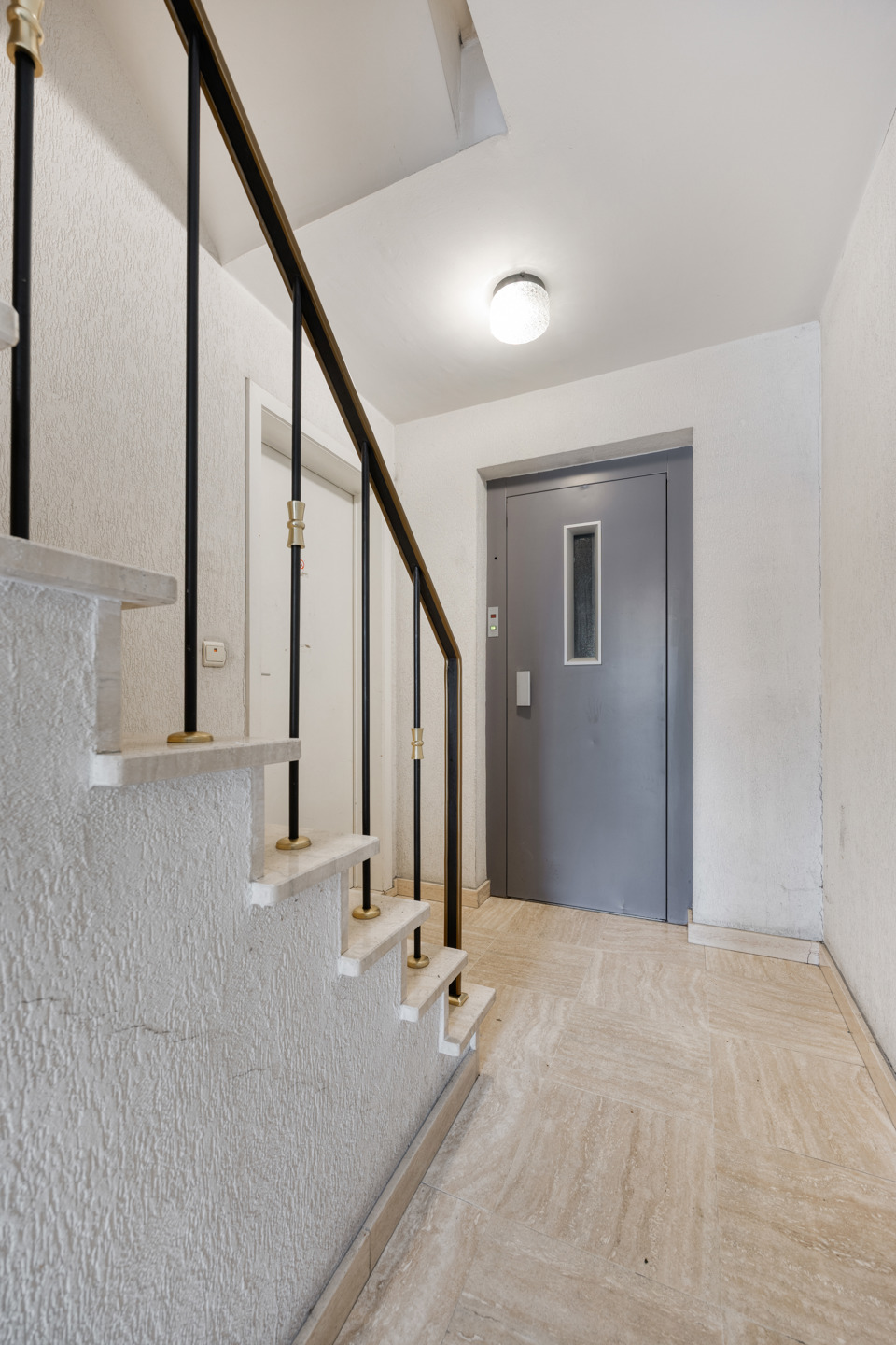 Opbrengsteigendom met 3 verhuurde appartementen nabij stad - foto 4