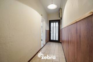 Vlakbij verschillende invalswegen en het nabij het centrum van Tielt ligt deze vlot bereikbare woning. Kleuter- en lagere school,...