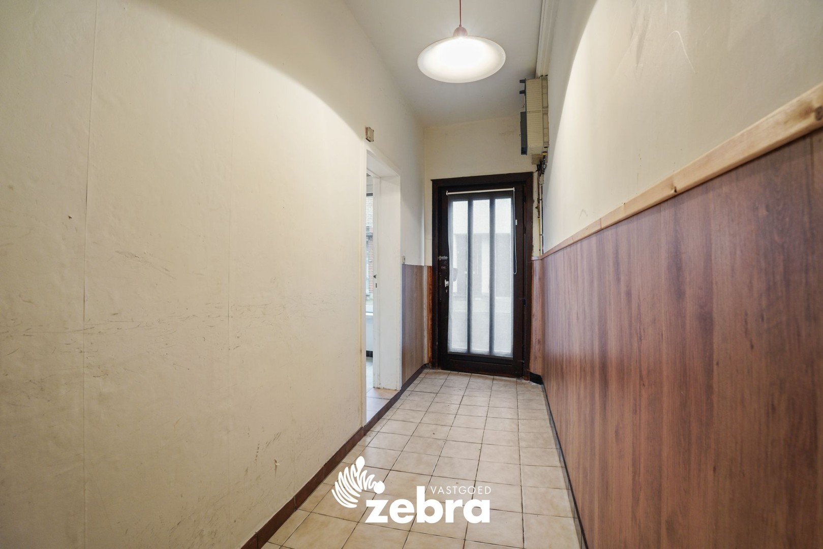 Deels gerenoveerde woning met twee slaapkamers te centrum Tielt! - foto 2