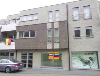Op zoek naar een recent, instapklaar commercieel gelijkvloers of kantoorruimte op een zichtlocatie? Dit pand, gelegen in de gekende Warandestraat...