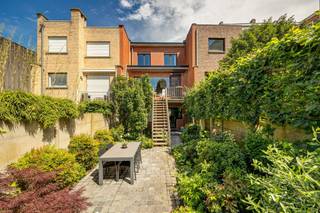 <p><span>Vous recherchez un bel-etage prêt à être emménagé avec jardin dans un emplacement de choix à proximité du Rivierenhof ? Cette maison bien entretenue allie espace, lumière et confort à un agencement pratique. Avec un garage intérieur, un espace de vie agréable, plusieurs espaces extérieurs et trois chambres à coucher spacieuses, vous avez tout ce qu'il vous faut pour vivre sans soucis. <br /><br /></span></p><p><span>Espace de vie & cuisine<br />Au</span><span> premier étage se trouve l'espace de vie ouvert, où de grandes fenêtres offrent une connexion agréable avec la terrasse et le jardin. Le coin salon et la salle à manger se fondent harmonieusement l'un dans l'autre et forment ensemble un espace de vie agréable où vous aimerez passer du temps. La cuisine adjacente, d'un blanc pur et meublée de façon pratique, s'intègre parfaitement dans la vie quotidienne.</span></p><p><span><br />Terrasse & jardin facile d'entretien<br />L'</span><span>extérieur est ici un atout absolu. De la salle de séjour, on accède directement à la terrasse, idéale pour le petit-déjeuner ou un apéritif au soleil. Le jardin est verdoyant et orienté sud-ouest —, une combinaison rare dans ce quartier recherché. Grâce aux différents espaces extérieurs, vous pouvez profiter du calme et de l'ouverture à tout moment de la journée.</span></p><p><span><br />Salle de bain, salle de bain & espaces pratiques<br />La</span><span> maison dispose de 3 chambres à coucher de taille normale avec une disposition logique et beaucoup de lumière naturelle. Toutes les chambres ont des volets et il y a même l'air conditionné dans la chambre principale. La salle de bains a été récemment rénovée et pratique, avec un accent mis sur le confort et la commodité. En outre, une buanderie séparée, des espaces de rangement supplémentaires et un garage garantissent une vie quotidienne particulièrement fluide et organisée.</span></p><p>#<span>Cette</span><span> propriété est située dans l'un des quartiers résidentiels les plus recherchés de la périphérie d'Anvers, apprécié pour son caractère verdoyant et son atmosphère détendue. Le Rivierenhof se trouve à une courte distance et constitue un endroit merveilleux pour se promener, faire du sport ou profiter du plein air avec les enfants. Le Bar Stark et le Bar Leon se trouvent à proximité et sont connus pour être des lieux de rencontre branchés et accessibles où les habitants du quartier se retrouvent pour prendre un café, un déjeuner ou une boisson relaxante, et où les enfants se sentent également les bienvenus. Pour ceux qui aiment combiner verdure et terrasse, Ter Rivierenhof et Kasteel Rivierenhof sont également situés en bordure du parc. Grâce aux liaisons faciles avec le centre d'Anvers, Zurenborg et le Zuid, vous pouvez ici combiner sans problème une vie tranquille avec le confort et le dynamisme de la ville.</span></p><p><span> </span></p>